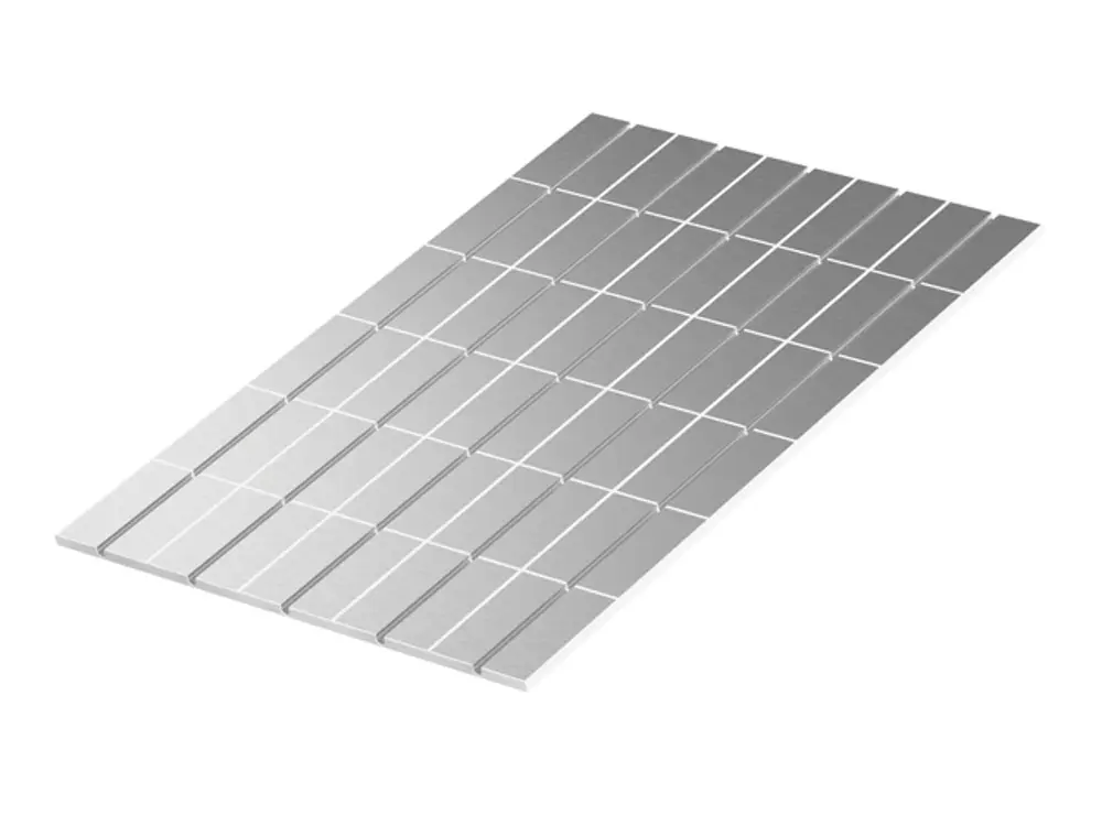 TECE Universalpanel mit rechteckigen, leicht strukturierten Metalloberflächen in einem geordneten Muster, auf weißem Hintergrund.